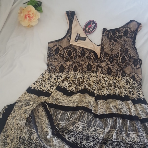 Romantic Lacey NWT party dress by Paperdoll - Picture 6 of 7